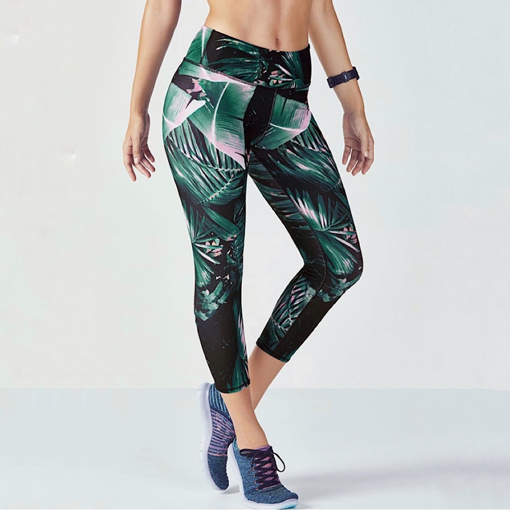 🌷 Fabletics Define Powehold Mid Rise Capri in Havana Print Size M
